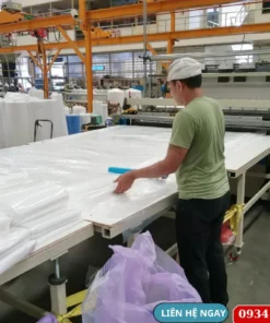 Hình ảnh xưởng sản xuất túi PE khổ lớn công nghiệp tại Hưng Thịnh Global Pack với dây chuyền gia công hiện đại.