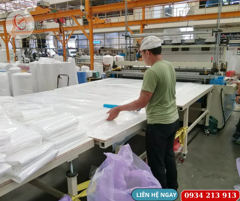 Hình ảnh xưởng sản xuất túi PE khổ lớn công nghiệp tại Hưng Thịnh Global Pack với dây chuyền gia công hiện đại.
