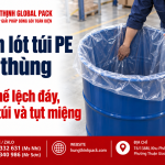 Nhân viên chỉnh túi PE trong suốt bên trong thùng phuy xanh lòng sâu, với miệng túi lật ra ngoài thành thùng.